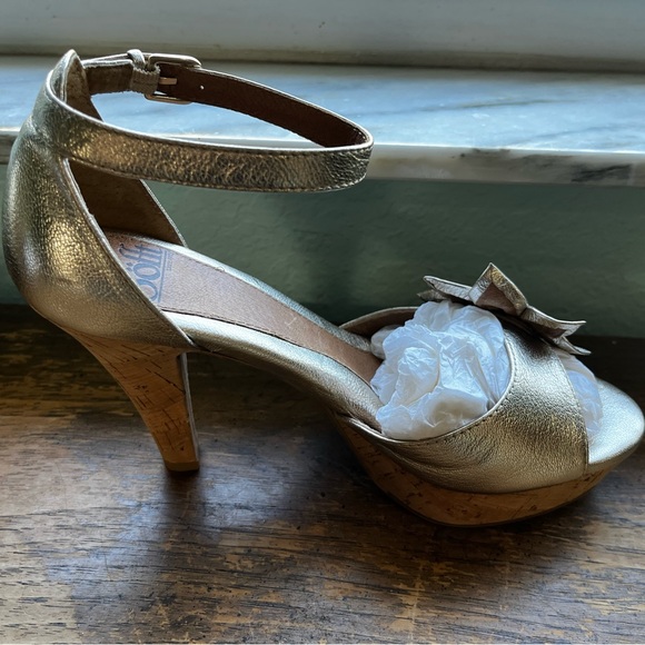 Sofft St. Germain gold platform heels 8 & 8.5 - Picture 5 of 6